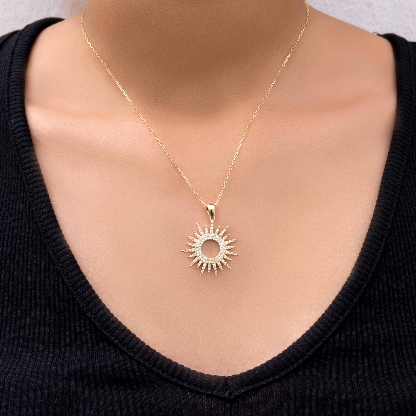 18K Yellow Gold Shining Sun Diamond Pendant Necklace