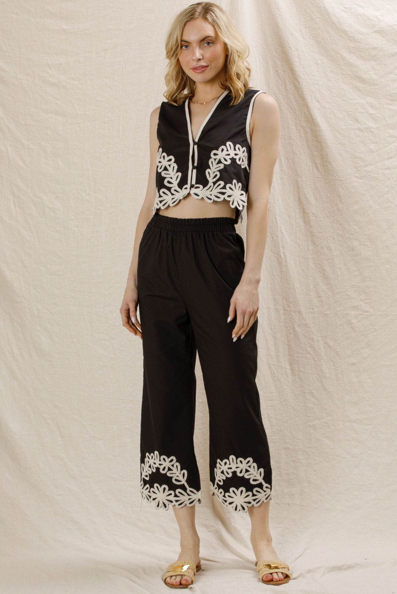 En Creme Sleeveless Embroidered Vest And Pants Set