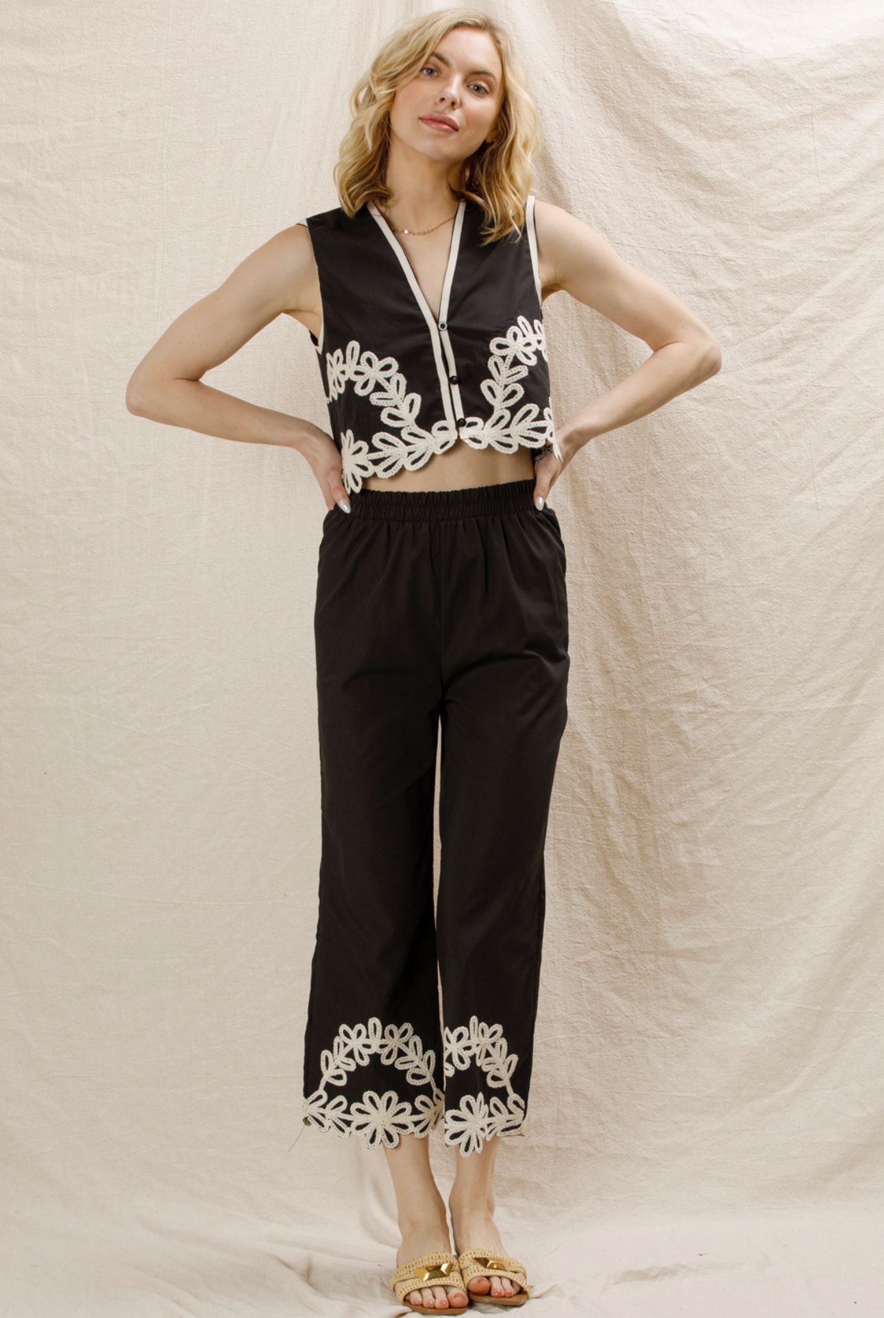 En Creme Sleeveless Embroidered Vest And Pants Set