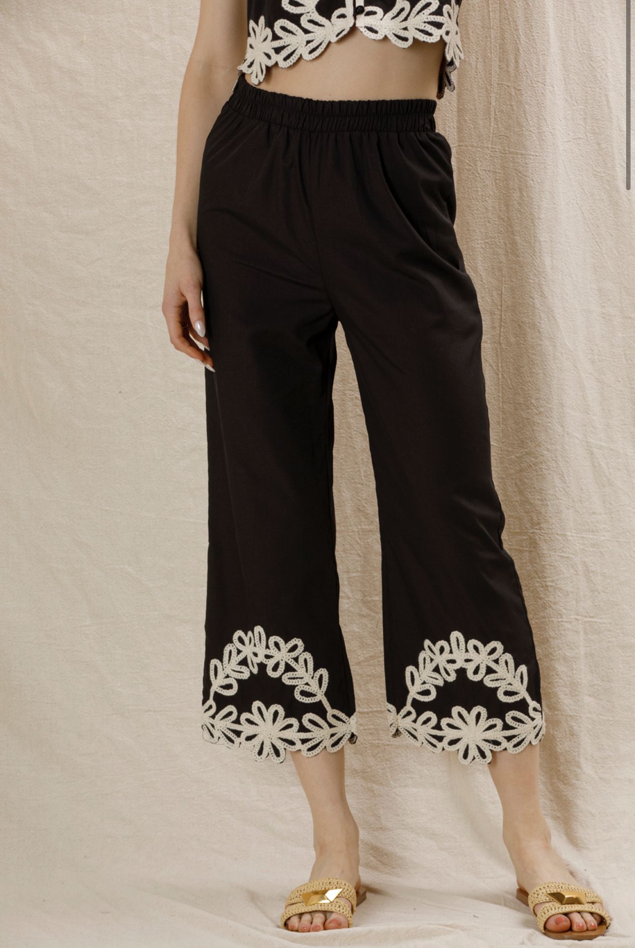 En Creme Sleeveless Embroidered Vest And Pants Set