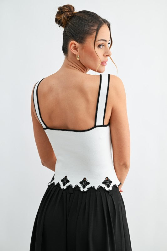 Evenuel Contrast Floral Scallop Knit Top