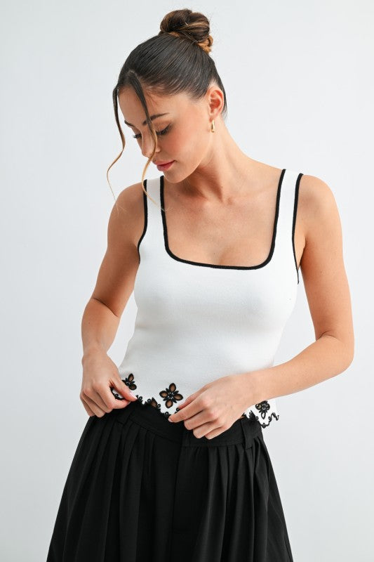 Evenuel Contrast Floral Scallop Knit Top